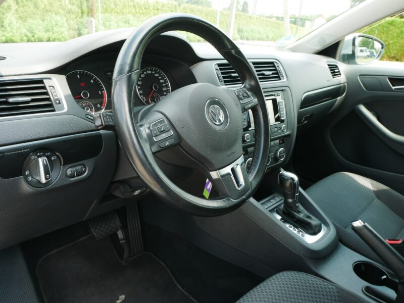 Volkswagen Jetta 1.6TDI 140KM [Eu5] Sedan Comfrotline - Automat DSG 7b. -Zobacz A6 (2010-)