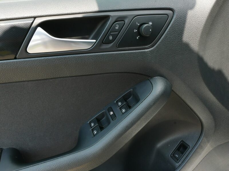 Volkswagen Jetta 1.6TDI 140KM [Eu5] Sedan Comfrotline - Automat DSG 7b. -Zobacz A6 (2010-)