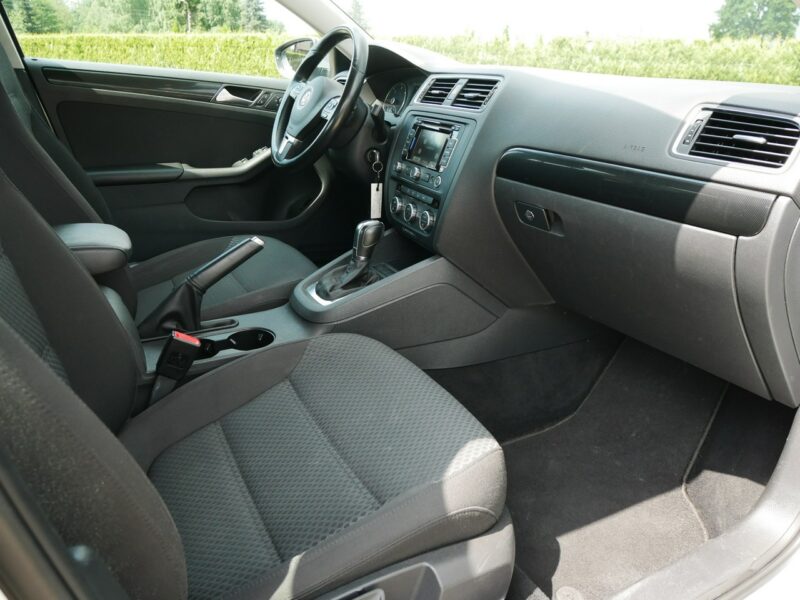 Volkswagen Jetta 1.6TDI 140KM [Eu5] Sedan Comfrotline - Automat DSG 7b. -Zobacz A6 (2010-)