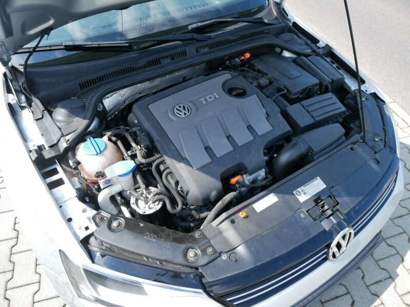 Volkswagen Jetta 1.6TDI 140KM [Eu5] Sedan Comfrotline - Automat DSG 7b. -Zobacz A6 (2010-)