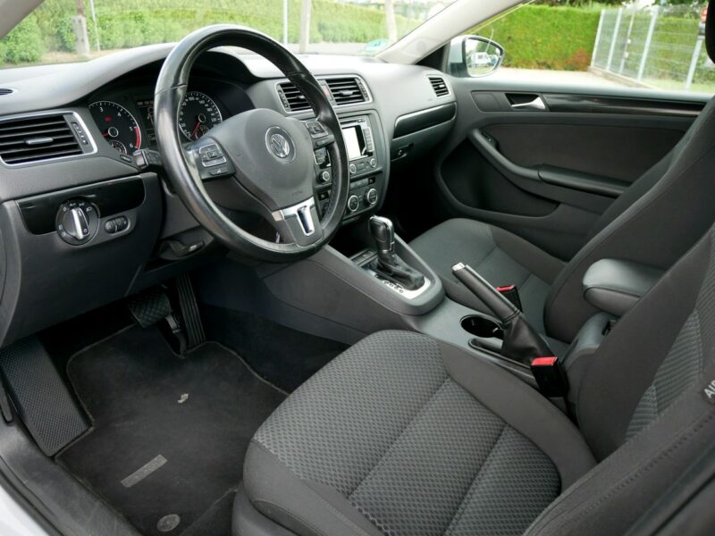 Volkswagen Jetta 1.6TDI 140KM [Eu5] Sedan Comfrotline - Automat DSG 7b. -Zobacz A6 (2010-)
