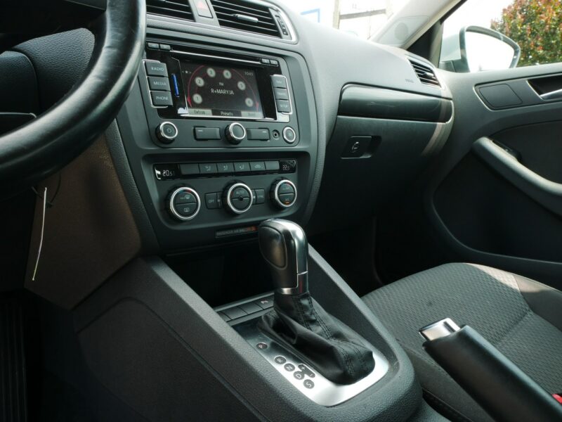 Volkswagen Jetta 1.6TDI 140KM [Eu5] Sedan Comfrotline - Automat DSG 7b. -Zobacz A6 (2010-)
