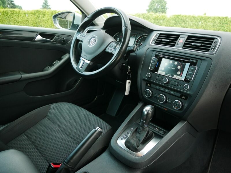 Volkswagen Jetta 1.6TDI 140KM [Eu5] Sedan Comfrotline - Automat DSG 7b. -Zobacz A6 (2010-)