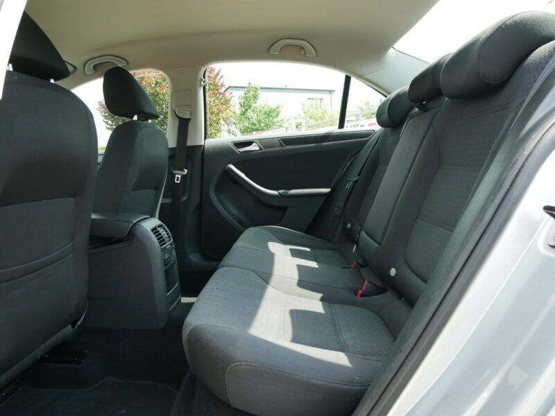 Volkswagen Jetta 1.6TDI 140KM [Eu5] Sedan Comfrotline - Automat DSG 7b. -Zobacz A6 (2010-)