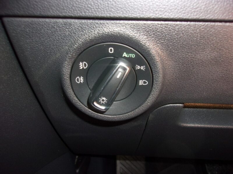 Škoda Karoq Klimatronic 2-strefowy, Nawigacja, PDC, Kamera cofania, Półskóra