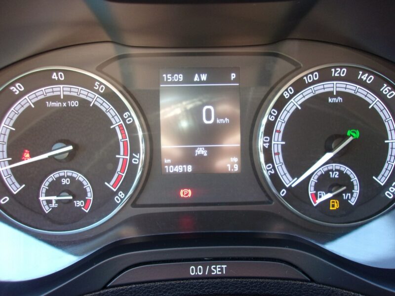 Škoda Karoq Klimatronic 2-strefowy, Nawigacja, PDC, Kamera cofania, Półskóra