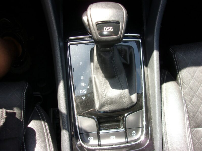 Škoda Karoq Klimatronic 2-strefowy, Nawigacja, PDC, Kamera cofania, Półskóra