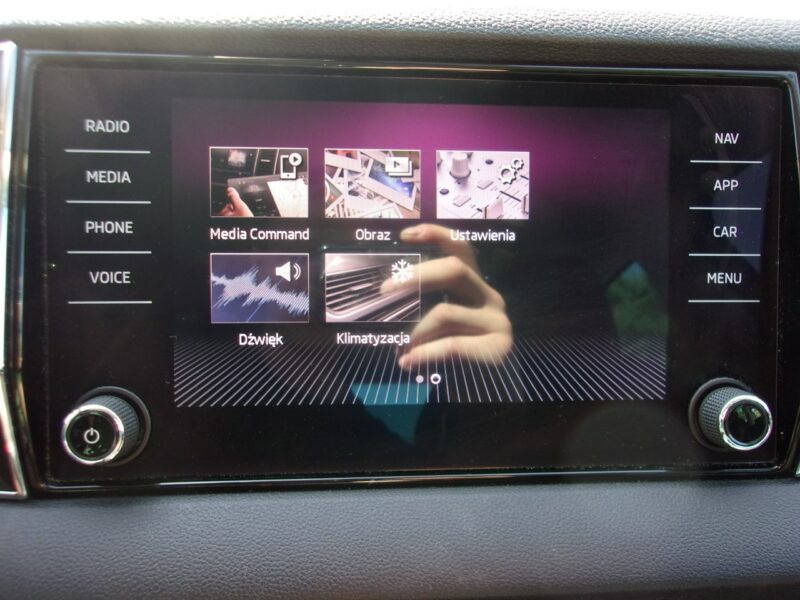 Škoda Karoq Klimatronic 2-strefowy, Nawigacja, PDC, Kamera cofania, Półskóra