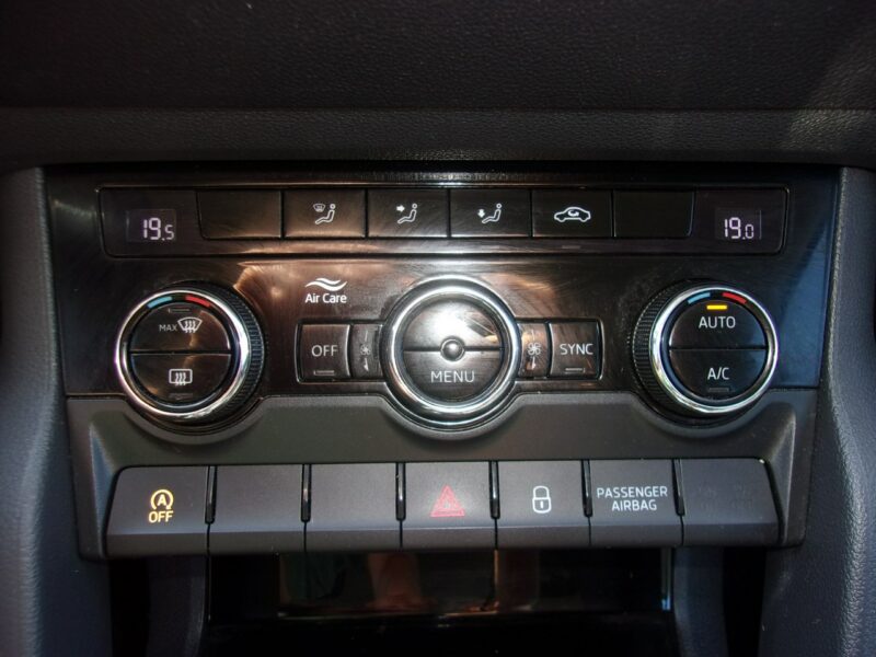 Škoda Karoq Klimatronic 2-strefowy, Nawigacja, PDC, Kamera cofania, Półskóra