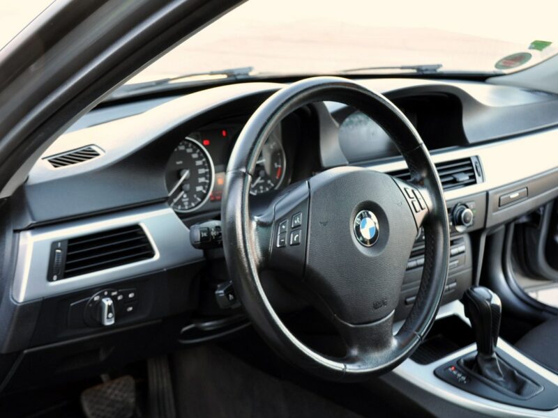 BMW 320 2.0d(143KM)*Lift*Xenon*Navi*Panorama*El.Fotele*Welur*2xPark.*Alu17"ASO E90E91E92E93(2005-2012)