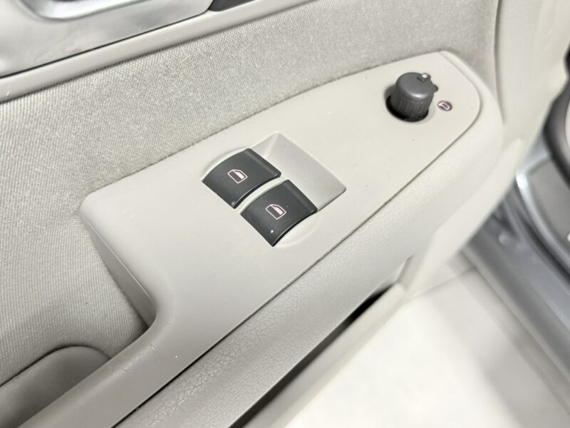Audi A4 2.0 MPI 130KM ALT*Ambiente * Klimatronic * Tempomat * Relingi * Isofix B7 (2004-2007)