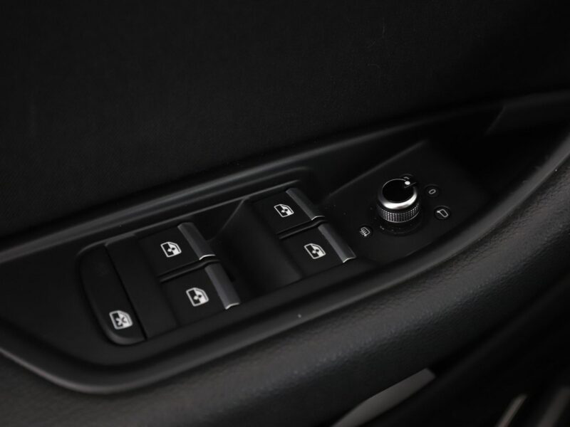 Audi A4 navi xenon klima auto grzane fotele czujniki parkowania B9 (2015-)