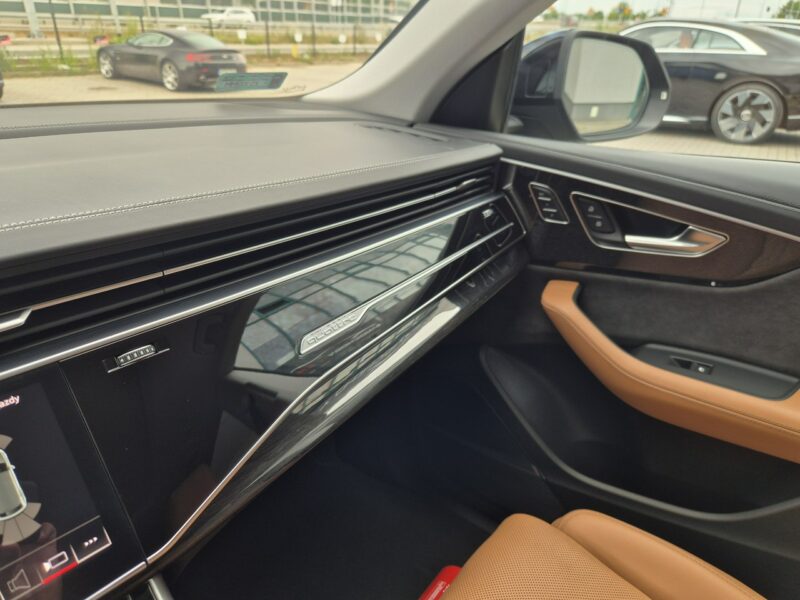 Audi RS Q8 600KM. Lakier Audi Exlusive. Masaże. B&O. ACC. Noktowizor. Hak. FV23%.