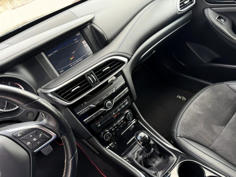 Infiniti Q30 Kamera 360, Podgrzewane fotele, Alcantara, Nawigacja, LED, Hak