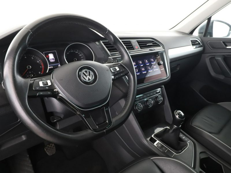 Volkswagen Tiguan skóra navi panorama grzane fotele kamera i czujniki parowania hak II (2016-2024)