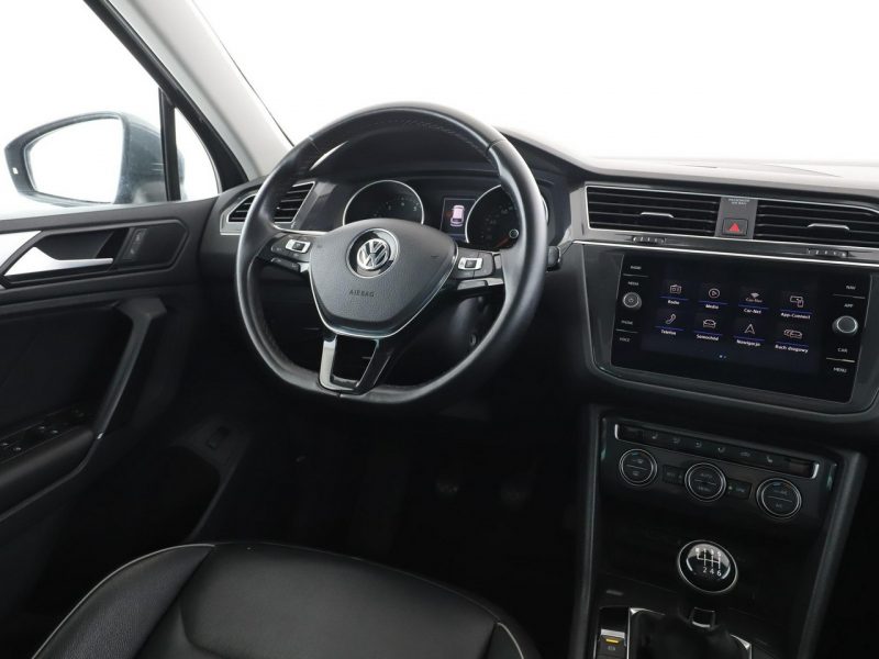 Volkswagen Tiguan skóra navi panorama grzane fotele kamera i czujniki parowania hak II (2016-2024)