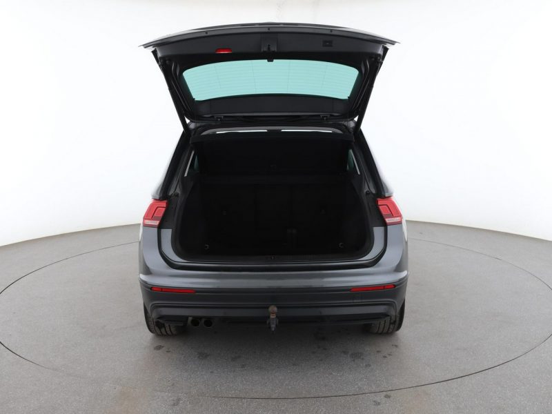 Volkswagen Tiguan skóra navi panorama grzane fotele kamera i czujniki parowania hak II (2016-2024)