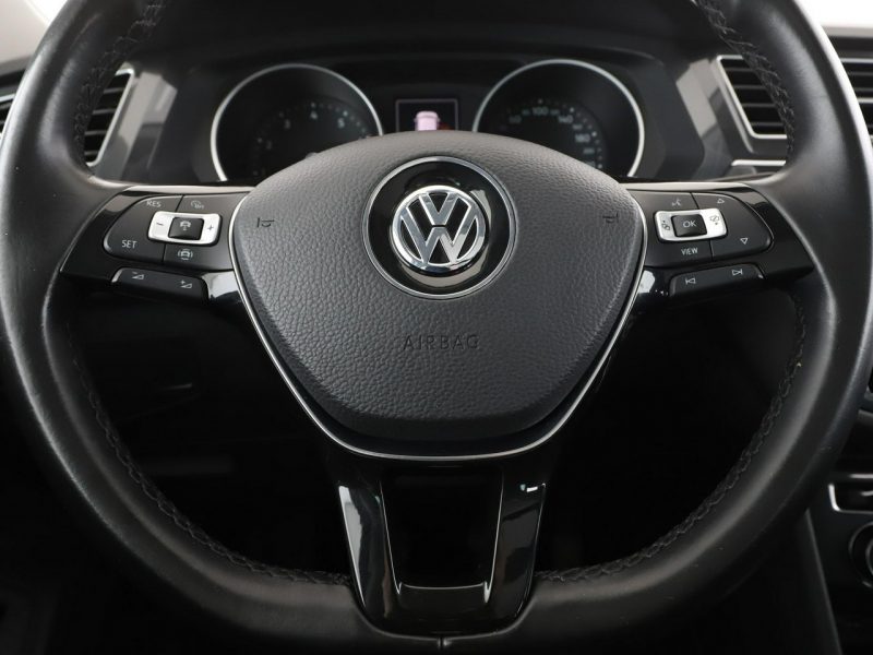 Volkswagen Tiguan skóra navi panorama grzane fotele kamera i czujniki parowania hak II (2016-2024)