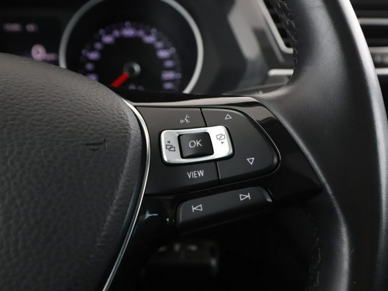 Volkswagen Tiguan skóra navi panorama grzane fotele kamera i czujniki parowania hak II (2016-2024)