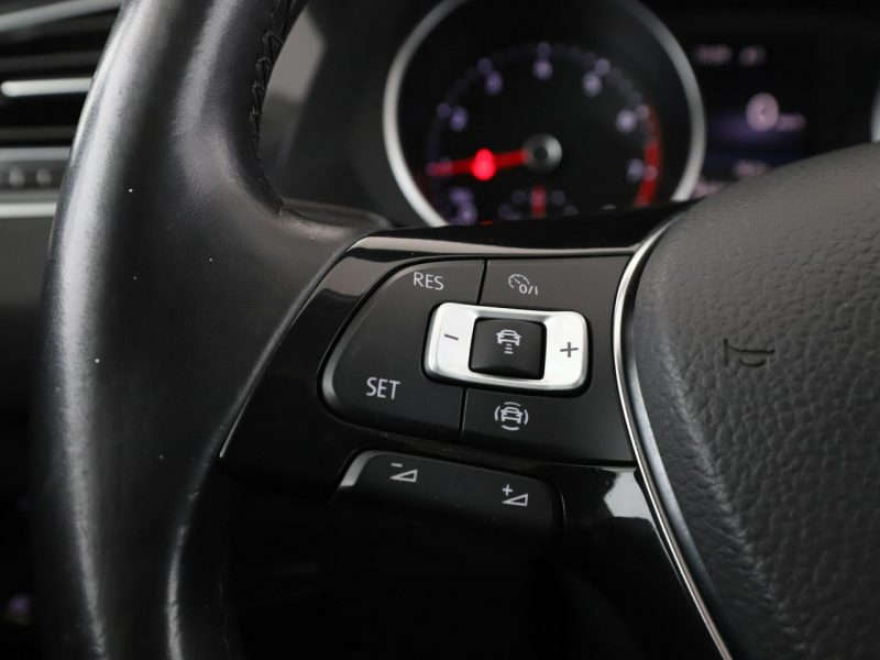 Volkswagen Tiguan skóra navi panorama grzane fotele kamera i czujniki parowania hak II (2016-2024)