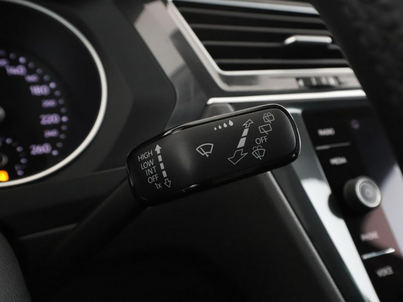 Volkswagen Tiguan skóra navi panorama grzane fotele kamera i czujniki parowania hak II (2016-2024)