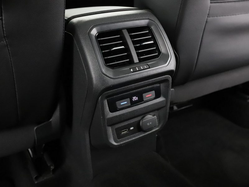 Volkswagen Tiguan skóra navi panorama grzane fotele kamera i czujniki parowania hak II (2016-2024)
