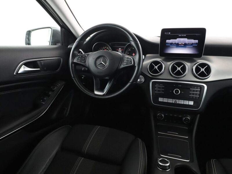 Mercedes GLA 180 FV23% automat półskóra navi kamera tempomat klima-auto