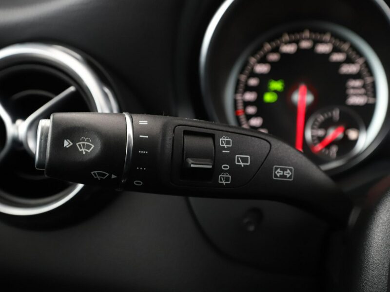 Mercedes GLA 180 FV23% automat półskóra navi kamera tempomat klima-auto