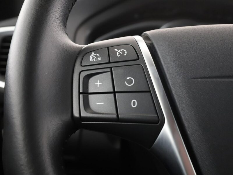 Volvo V40 Cross Country CrossCountry T3 Momentum automat skóra grzane fotele PDC-kamera tempom