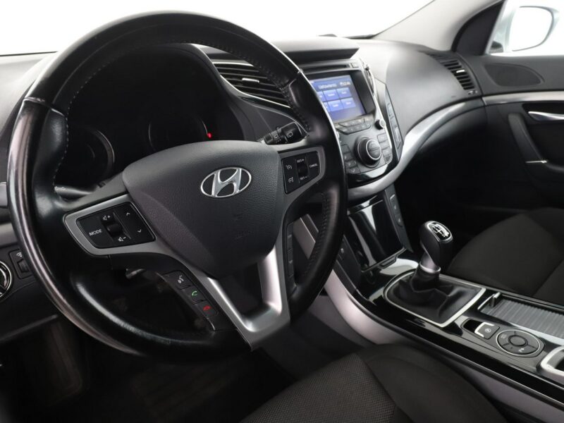 Hyundai i40 grzane fotele navi PDC-kamera hak tempomat xenon