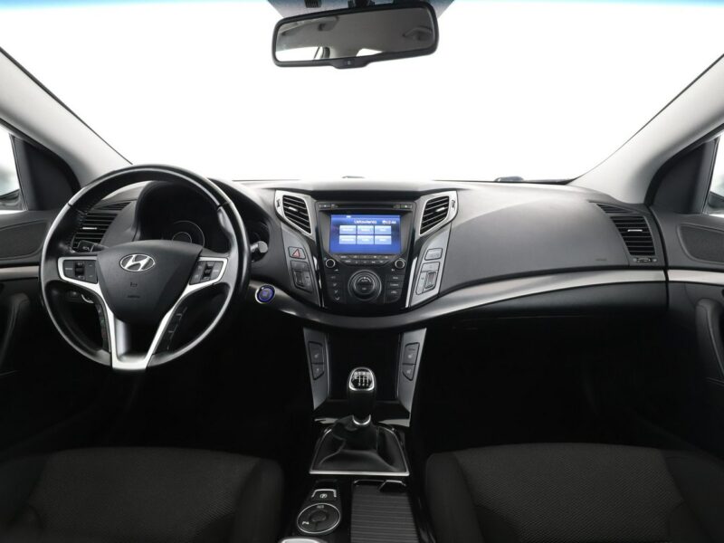 Hyundai i40 grzane fotele navi PDC-kamera hak tempomat xenon