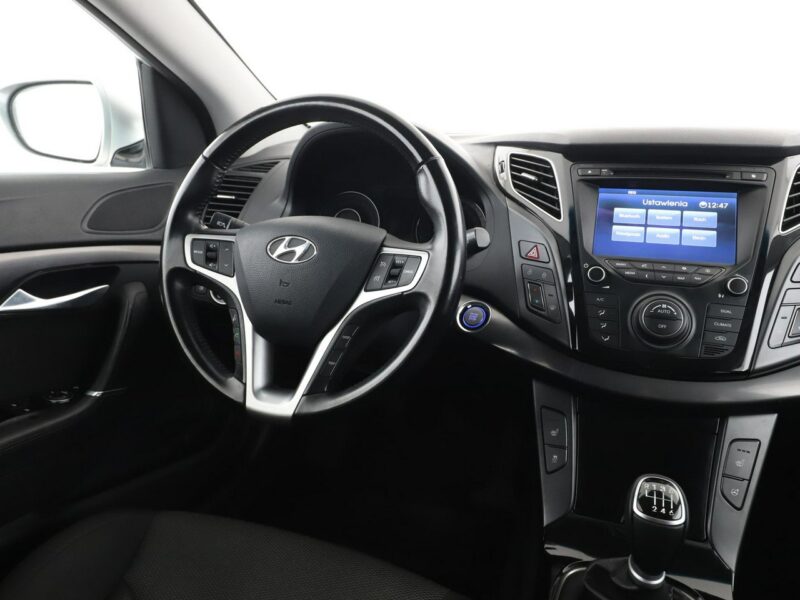 Hyundai i40 grzane fotele navi PDC-kamera hak tempomat xenon