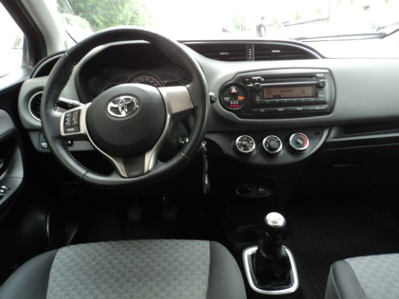 Toyota Yaris sprzedam ŁADNĄ toyote YARIS Z2015r b+gaz III (2011-2019)