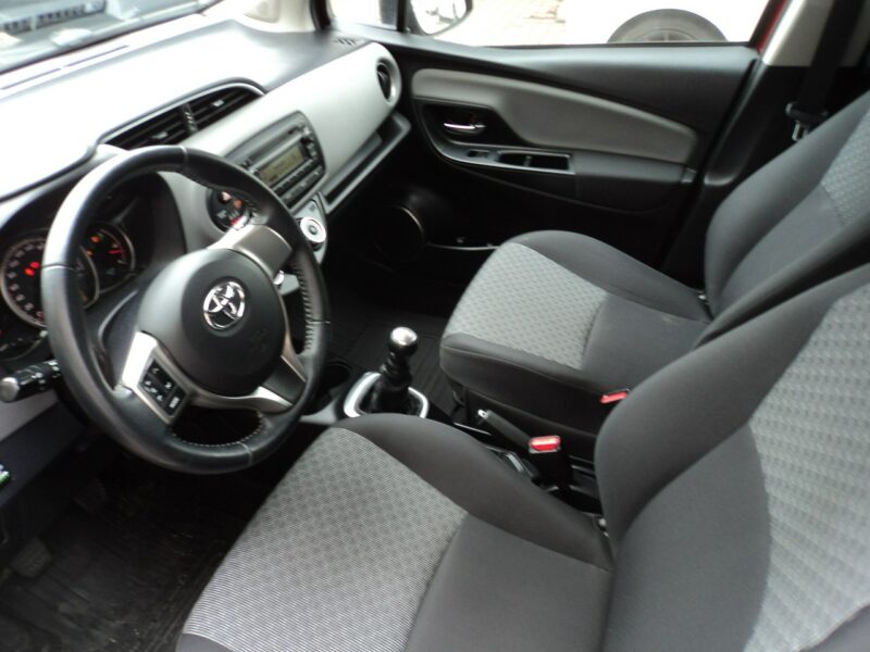 Toyota Yaris sprzedam ŁADNĄ toyote YARIS Z2015r b+gaz III (2011-2019)