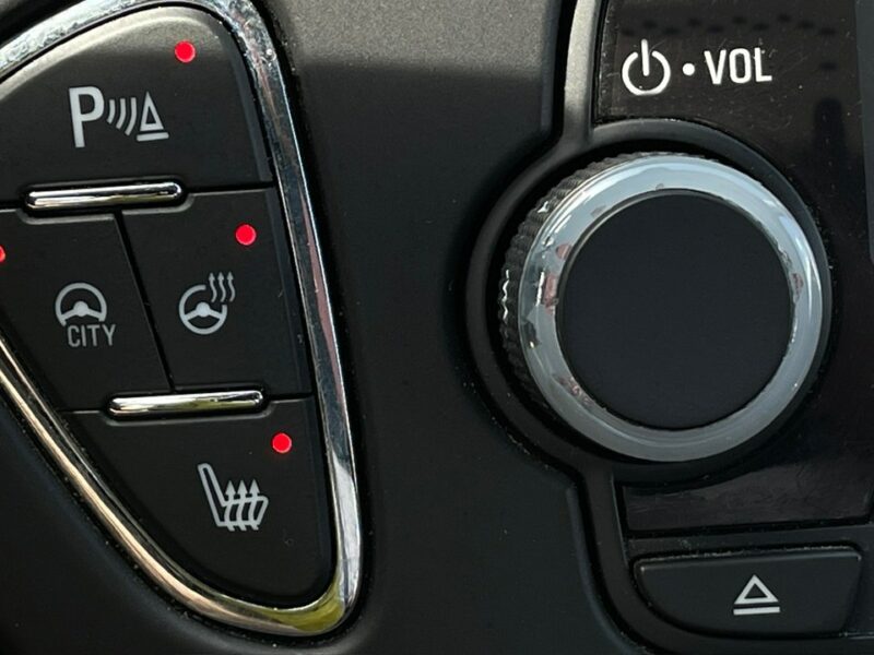 Opel Corsa 1.4 Benzyna Bogato Wyposażony Zarejestrowany Ubezpieczony E (2014-)