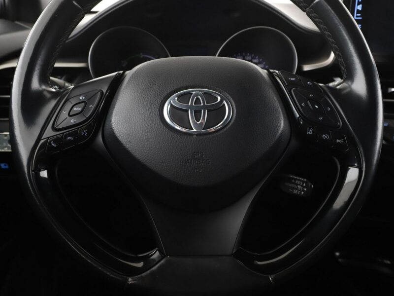 Toyota C-HR grzane fotele navi kamera Bluetooth ACC