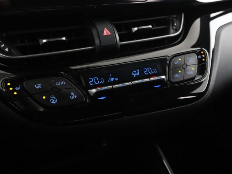 Toyota C-HR grzane fotele navi kamera Bluetooth ACC