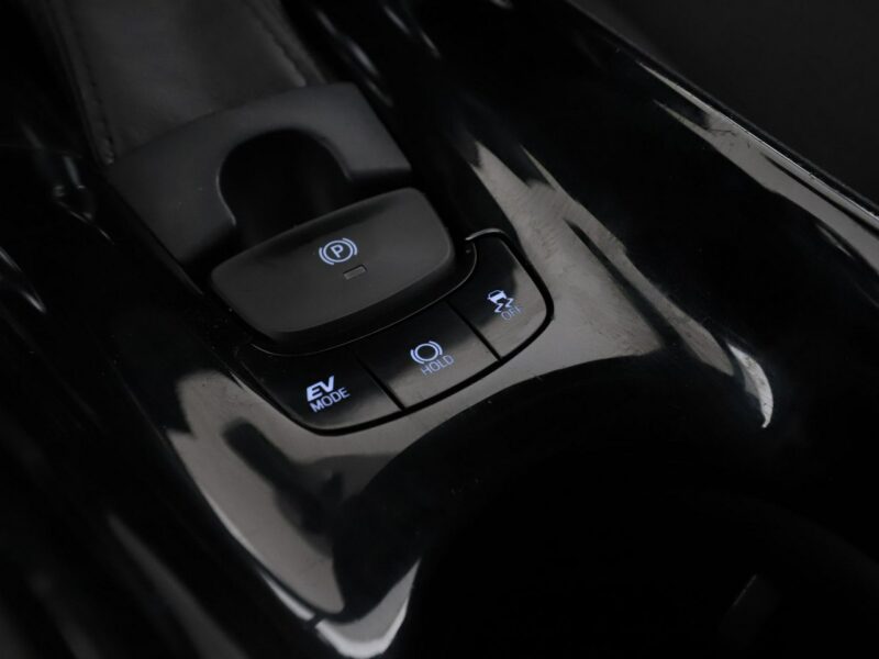 Toyota C-HR grzane fotele navi kamera Bluetooth ACC