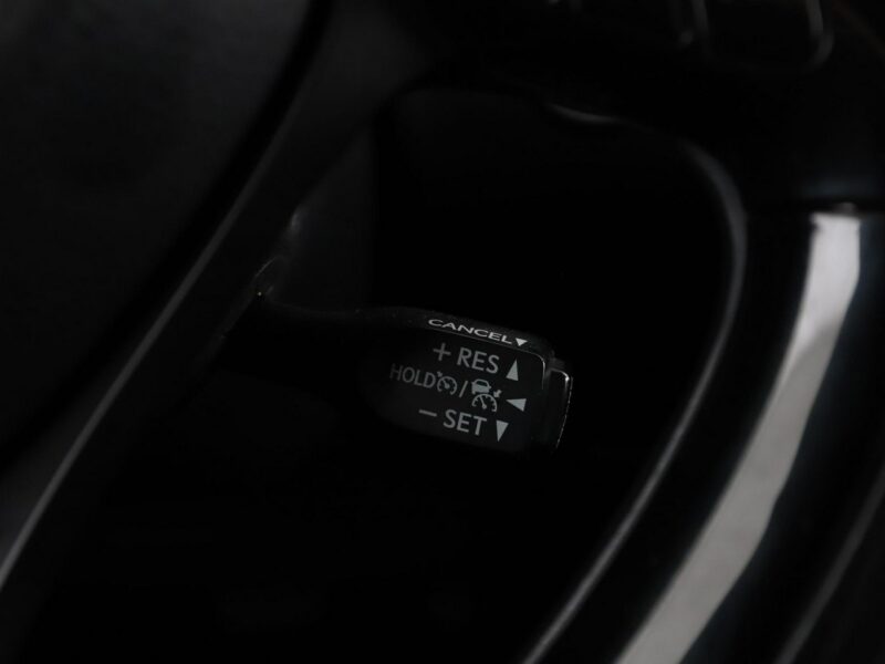 Toyota C-HR grzane fotele navi kamera Bluetooth ACC