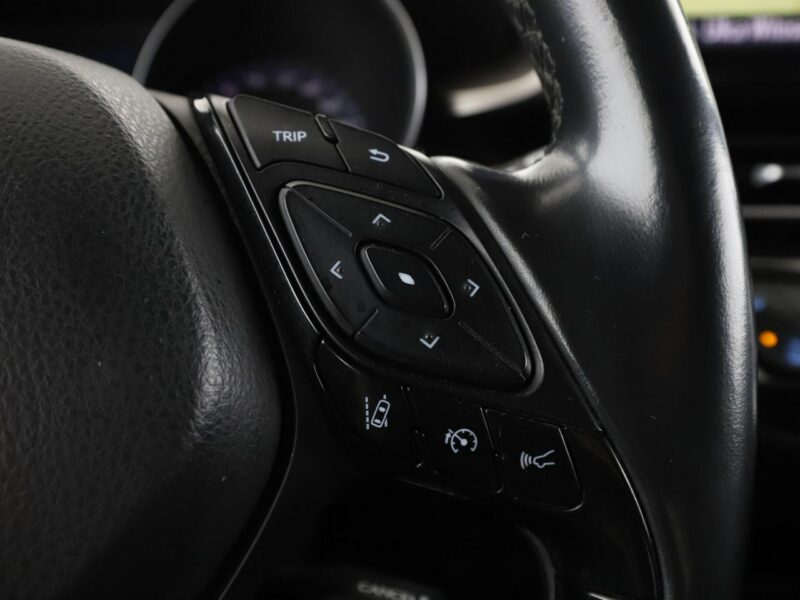 Toyota C-HR grzane fotele navi kamera Bluetooth ACC
