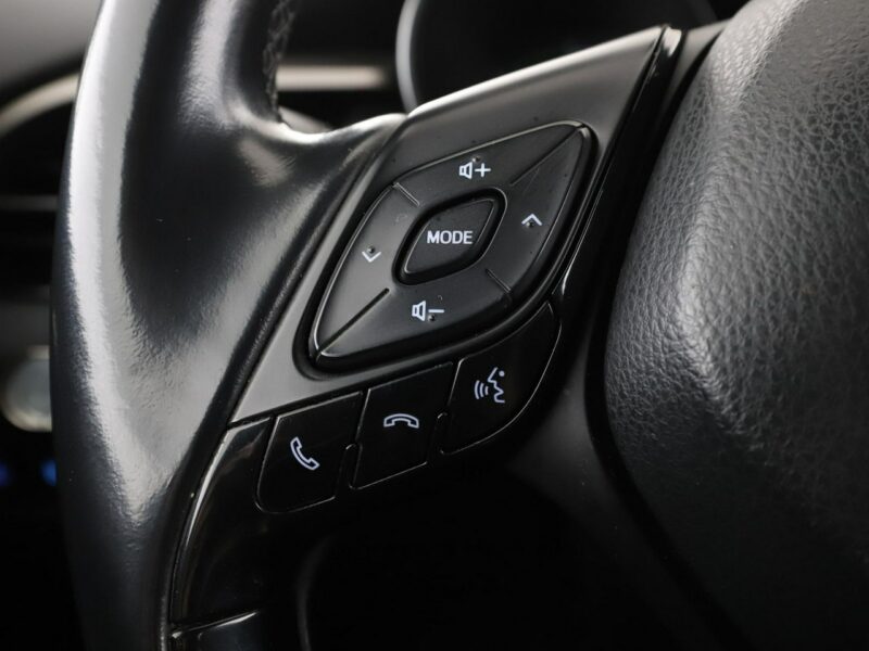 Toyota C-HR grzane fotele navi kamera Bluetooth ACC