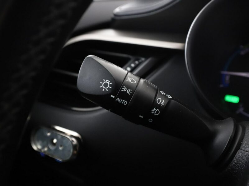 Toyota C-HR grzane fotele navi kamera Bluetooth ACC