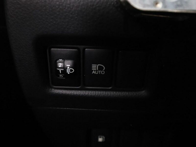 Toyota C-HR grzane fotele navi kamera Bluetooth ACC