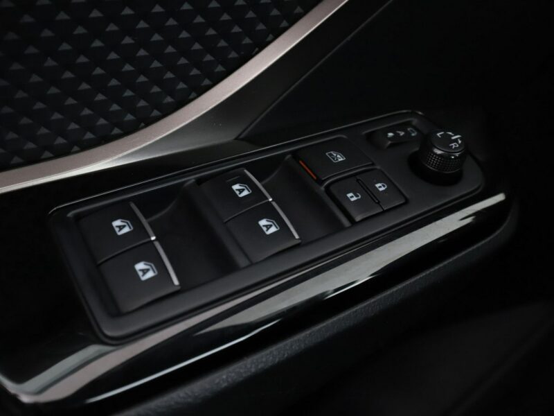 Toyota C-HR grzane fotele navi kamera Bluetooth ACC