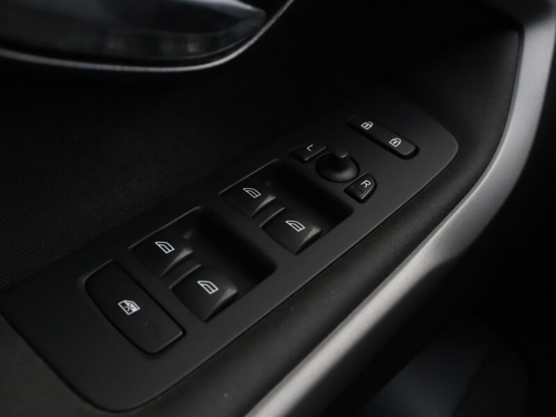 Volvo V40 1.6D Automat Klimatyzacja Tempomat Elektryka TFT ParkAssist LED II (2012-)