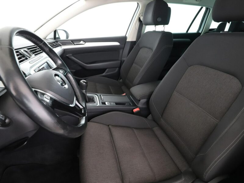 Volkswagen Passat klima auto grzane fotele czujniki parkowania B8 (2014-2023)