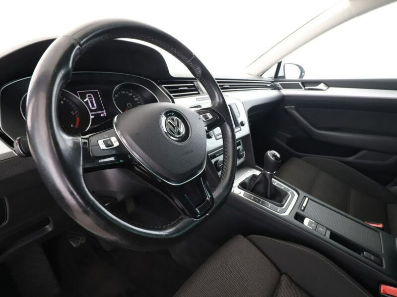 Volkswagen Passat klima auto grzane fotele czujniki parkowania B8 (2014-2023)