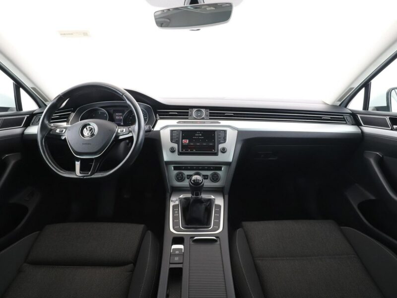 Volkswagen Passat klima auto grzane fotele czujniki parkowania B8 (2014-2023)