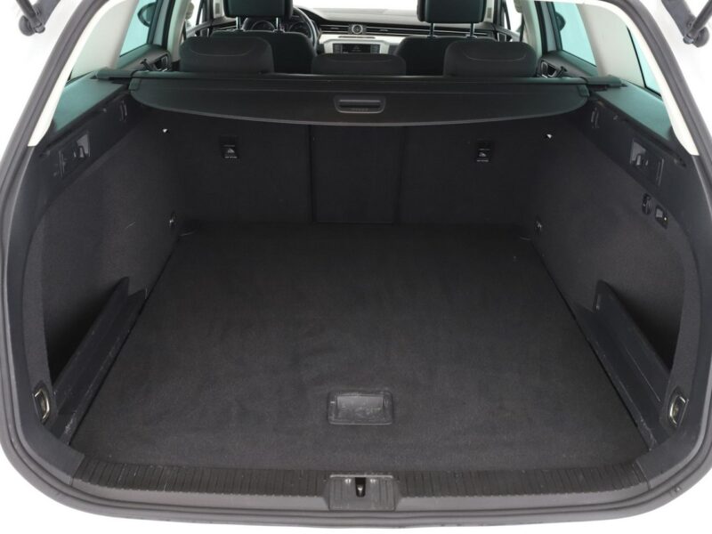 Volkswagen Passat klima auto grzane fotele czujniki parkowania B8 (2014-2023)