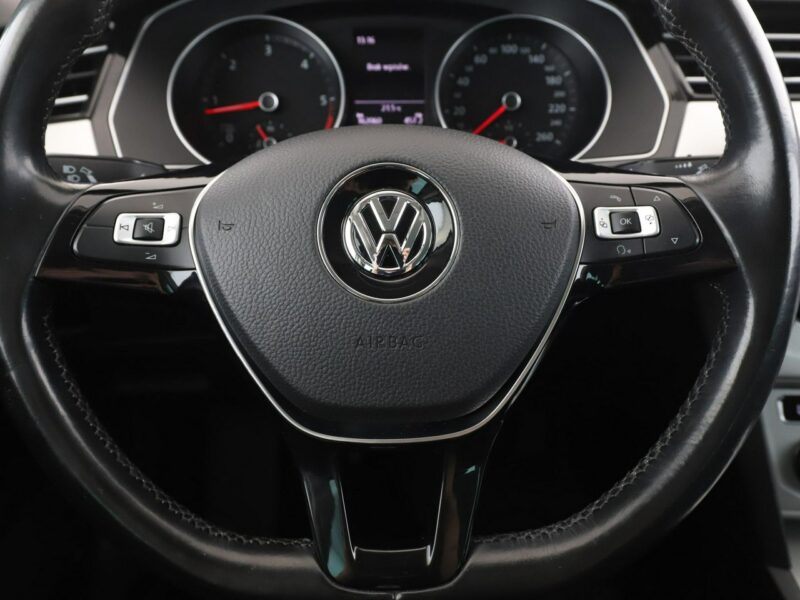 Volkswagen Passat klima auto grzane fotele czujniki parkowania B8 (2014-2023)